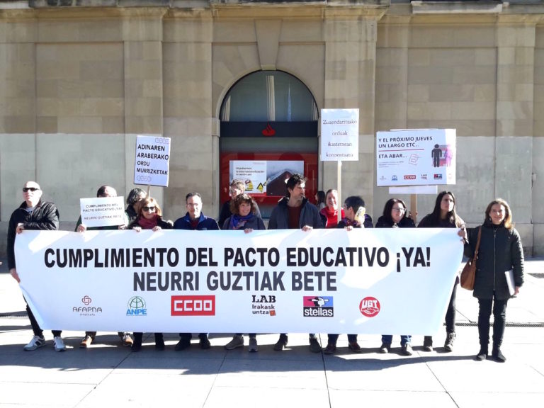 Nafarroako Jauregiaren aurrean mobilizatu gara, Hezkuntza Itunaren defentsan