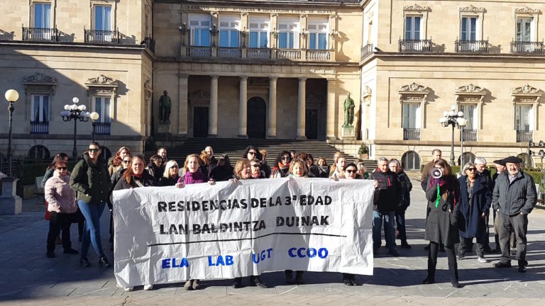 Arabako helduen egoitzetako langileak Aldundiaren aurrean mobilizatu dira berriro