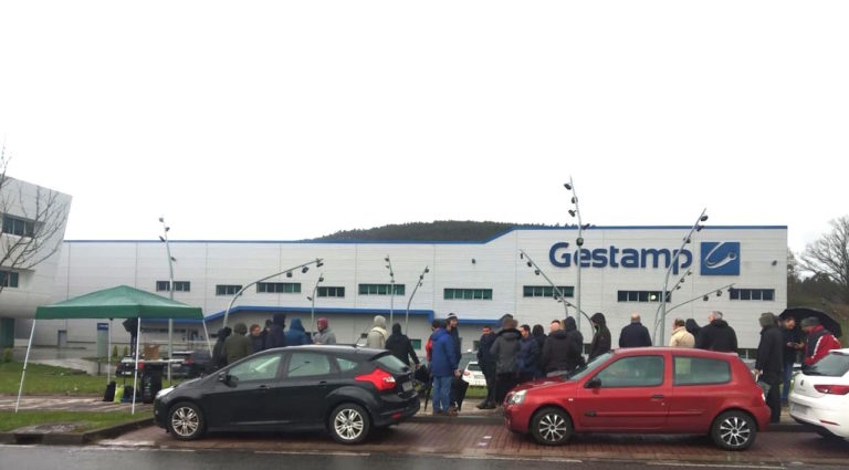 GTS AIEko langileek protesta egin dute Gestamp Global Tooling-en aurrean, Derion, honek inposatzen dizkien lan-baldintzen aurrean