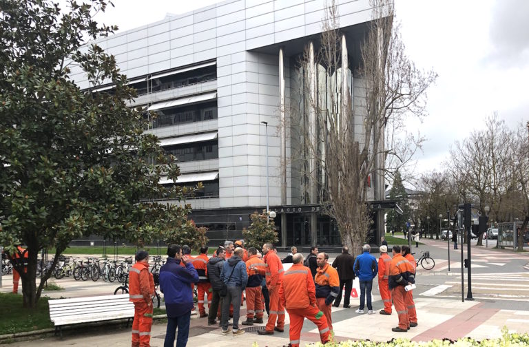 Laminaciones Arreguiko langileek enplegua aldarrikatu dute Gasteizko epaitegien aurrean