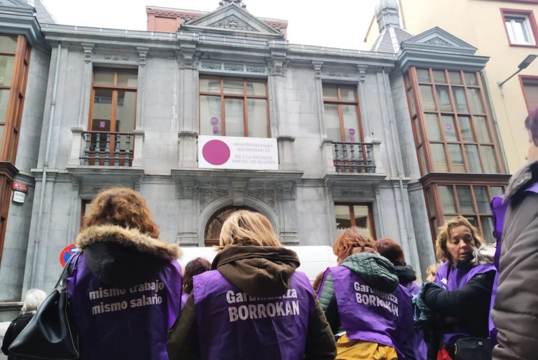 EHUko eta Hezkuntza Saileko azpikontratatutako garbitzaileek Emakunderen egoitzara eraman dituzte euren aldarrikapenak