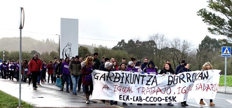 Hezkuntzako eta EHUko garbiketako langileek salatu dute ez enpresek ez euskal administrazio publikoak ez dietela babes ekipamendurik eman grebatik bueltan