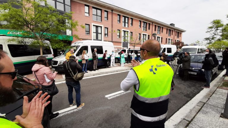Koronabirusaren ondorioz hildako azken langilea gogoan izan dugu Gasteizko helduen egoitzetan