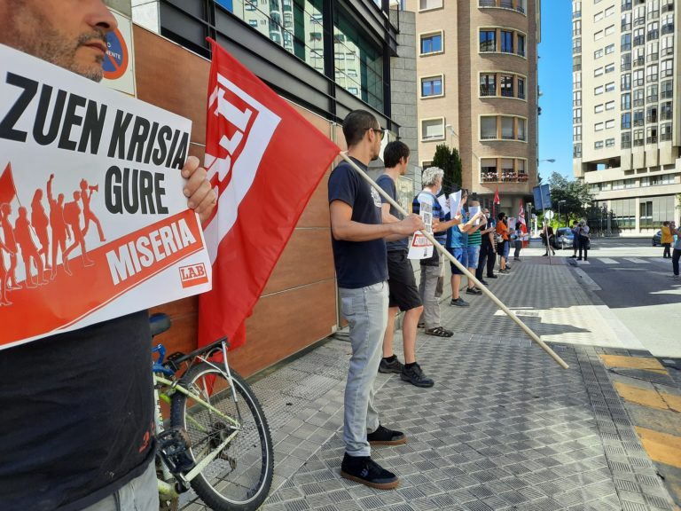 “Arazoa ez da Covid-19, arazoa kapitalismoa da”, salatu dugu CEN patronalaren aurrean