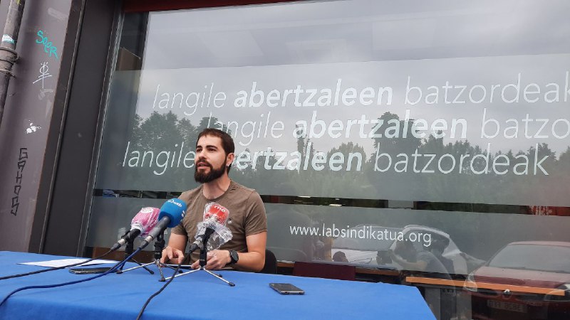 Rueda de prensa de Imanol Karrera en el exterior de la sede de LAB en Iruñea.