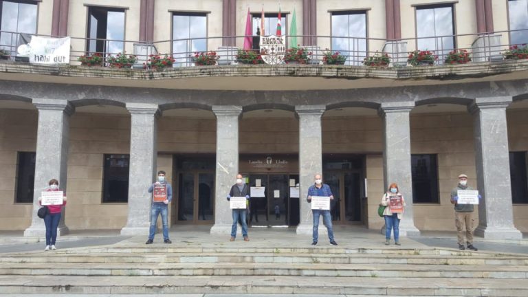 Testak eskatu ditugu udal langile guztientzat