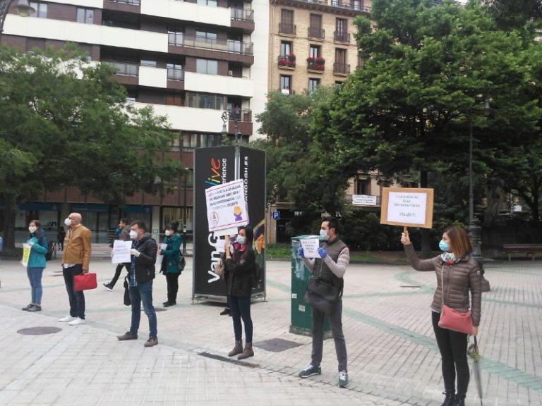 Elkarretaratzea egin dugu Nafarroako Parlamentuaren aurrean, Hezkuntza Kontseilariaren agerraldiaren harira