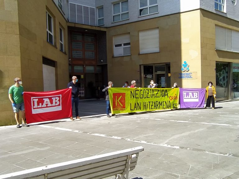 Mobilizazioa egin dugu Kristau Eskolaren egoitzaren aurrean, lan hitzarmenaren mahaia biltzeko exijituz