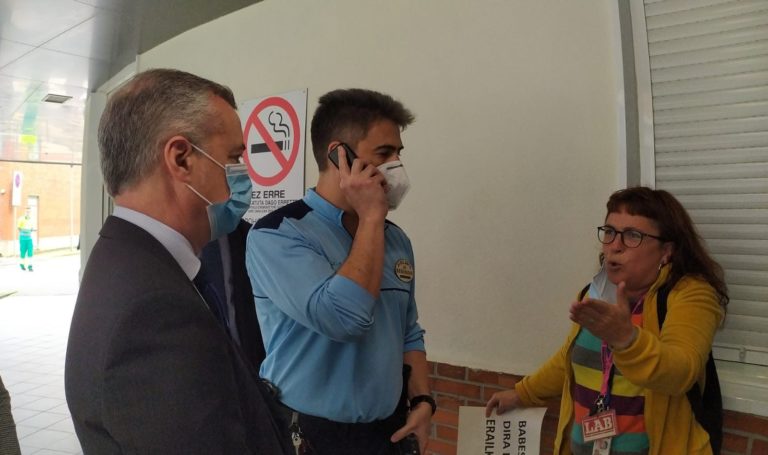 Iñigo Urkulluri aurrez aurre helarazi diogu gure haserrea eta langileen babesgabetasuna Gurutzetako Ospitalean