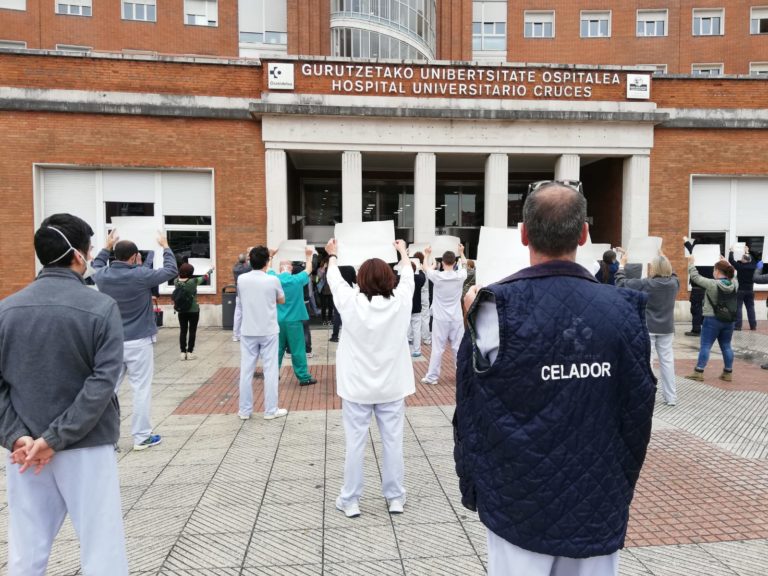 Gurutzetako Ospitaleko zelariek elkarretaratzea egin dute, pandemiaren hasieratik babesik gabe egon direla salatzeko