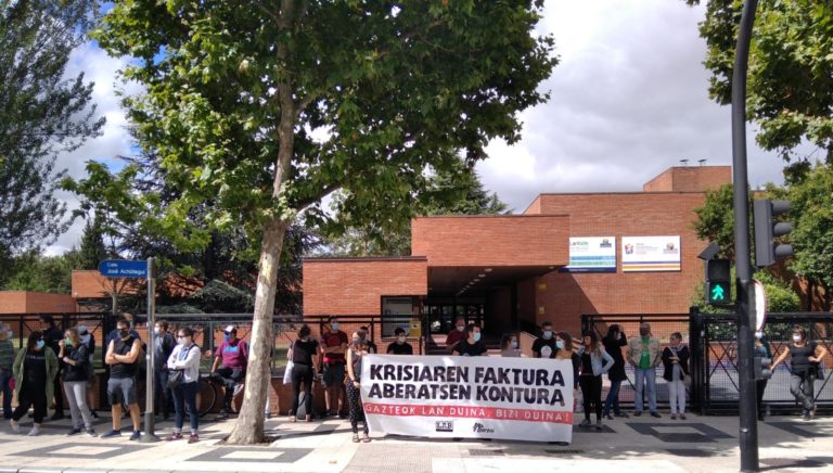 “Ez gaude prest berriro ere krisiaren faktura gazteon bizkar gainean jartzeko; krisiaren faktura aberatsek ordain dezatela!”