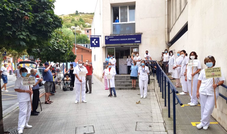 Osakidetzako langileen eta osasun-sistemaren muturreko egoera salatu dugu Lehen Arretako zentroen aurrean