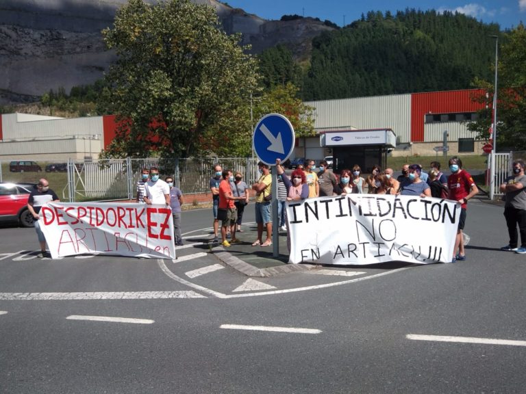 Lanuzteak egingo dituzte Artiachen, lankide bat kaleratu dutelako