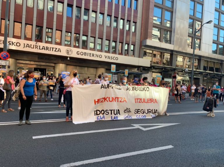 Aurrez aurreko hezkuntza itzulera segurua eta adostua behar dugula aldarrikatu dugu Gasteizen, Bilbon eta Donostian