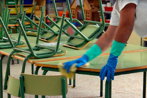 El refuerzo del servicio de limpieza de los centros educativos supondrá una privatización en Nafarroa