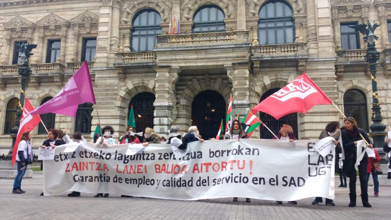 Zaintzarako euskal sistema publiko, unibertsala, doakoa, kudeaketa zuzenekoa eta kalitatezkoa eskatzen dugu