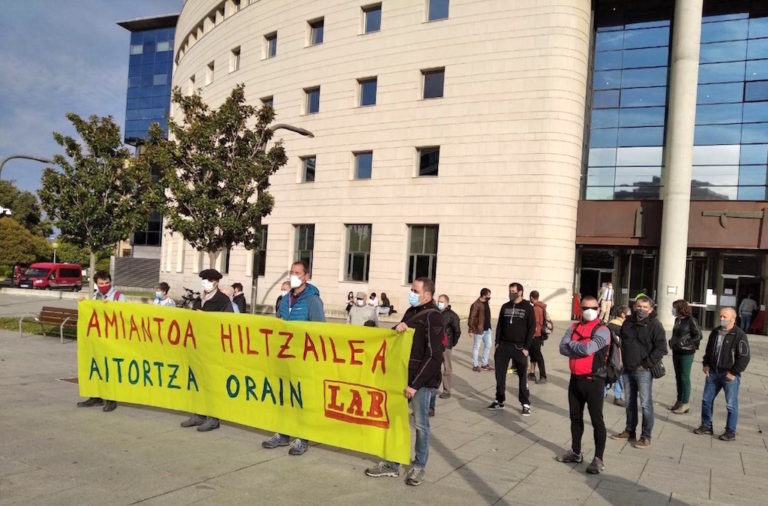 Amiantoak eragindako lan heriotzen aitortza eta enpresen erantzukizuna eskatu ditugu Iruñeko epaitegien aurrean