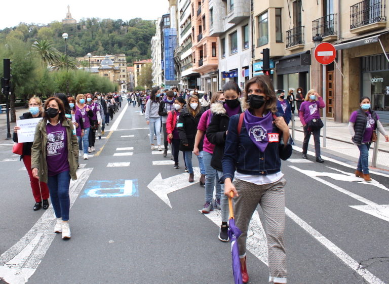 Donostiako kaleak hartu ditugu, helduen egoitzetarako kalitatezko arreta eredu bat aldarrikatzeko