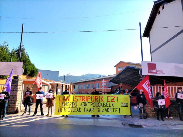 Gernikako Laminados Losal enpresan izandako lan istripu larria salatu dugu, lantegi aurrean