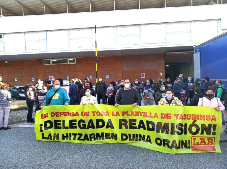 Nos hemos concentrado para reclamar la readmisión de la delegada que Tasubinsa ha dejado en la calle