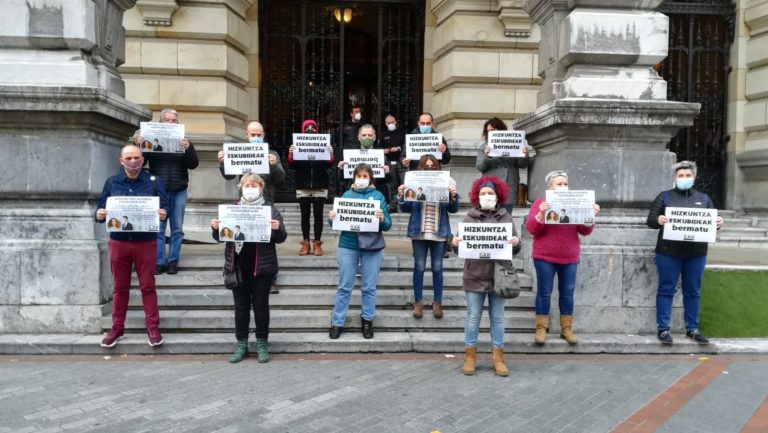 Bizkaiko Foru Aldundiak diskriminatu egiten ditu euskaldunak enplegu publikora sartzeko deialdietan