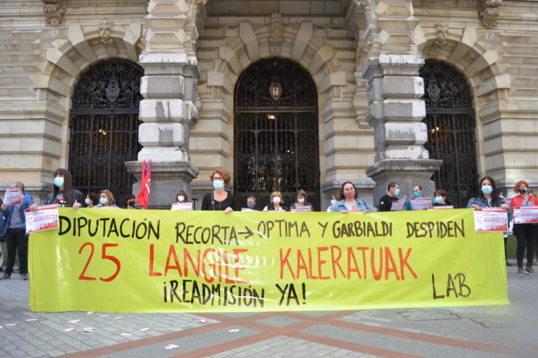 Hemos exigido la readmisión de las 25 trabajadoras despedidas en el servicio de limpieza de la Diputación de Bizkaia