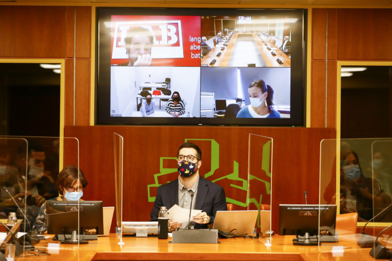 Eskola-jangeletarako baliabide gehiago eskatu ditugu Gasteizko Legebiltzarreko Hezkuntza batzordean