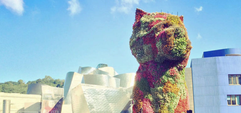 Guggenheim Museoko aretoko laguntzaileak eta arte-lanen zaintzaileekin gertatzen ari dena salatzen dugu