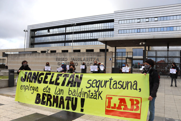 Eskola jangeletako langileekin hitz egin dezala eskatu diogu Jaurlaritzari; aldebakartasunera eta inposaketara itzul ez dadila