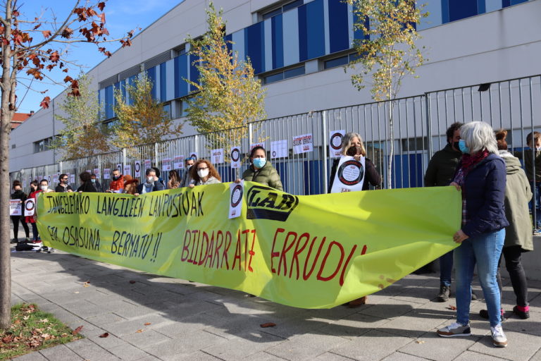 Hemos exigido ante el colegio Salburua de Gasteiz que se garanticen los puestos de trabajo y la salud de las trabajadores de comedores escolares