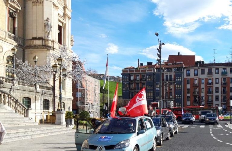 Hoy hemos realizado una caravana de coches en Bilbo en defensa de los servicios públicos y los derechos sociales