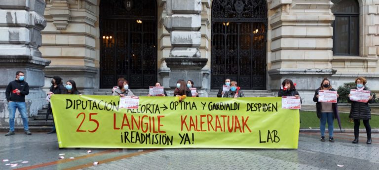 Nos hemos movilizado ante la Diputación Foral de Bizkaia para exigir la readmisión de las 25 trabajadoras despedidas en el servicio de limpieza