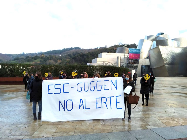 Guggenheim-eko areto zaintzaileek mobilizazioa egin dute enpresaren xantaiarik onartuko ez dutela adierazteko