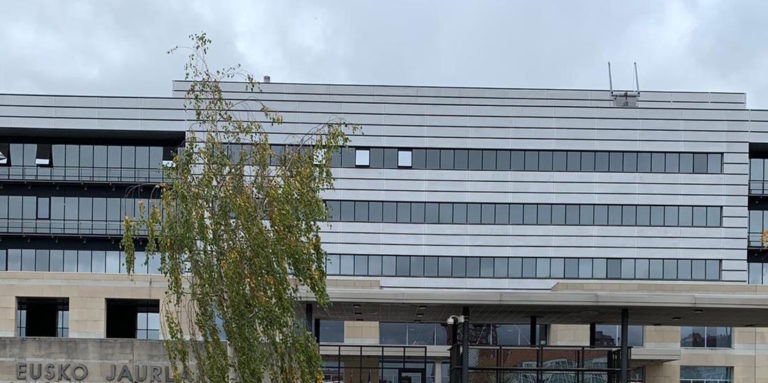 Jaurlaritzak beste lau urtez murrizketei, inposizioari eta propagandari eutsiko die langile publikooi dagokienean