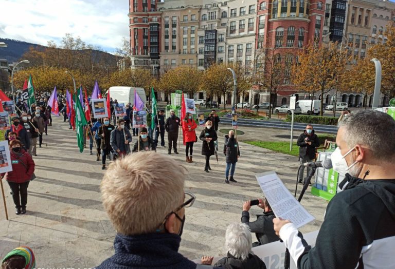 Abenduaren 13an EAEko hiriburuetako kaleak hartzeko deia luzatu dugu, bizitza erdigunean jarriko duten aurrekontuen defentsan