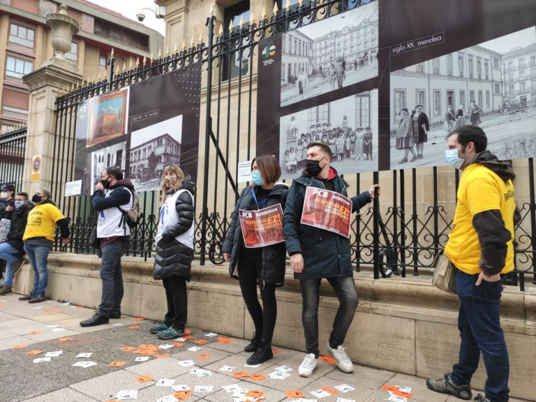 Gasteizko Legebiltzarrera kateatu dira Alestis, Aernnova eta PCB enpresetako langileak, kaleratzeen aurka