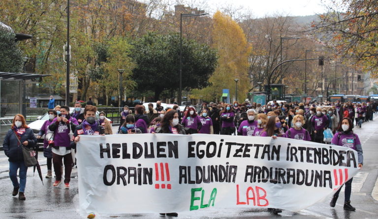 Las y los trabajadores de las residencias de mayores de Gipuzkoa se han manifestado en Donostia en defensa de un convenio digno