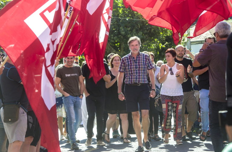 Auzi politiko guztien amaiera exijitzen dugu, herrien erabakitzeko eskubideak eskatzen duen konponbide demokratikoaren bidean