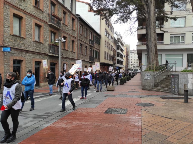 Pandemiaren aitzakiarekin langileen eskubideak nonahi urratzen ari direla salatu dute Gasteizen