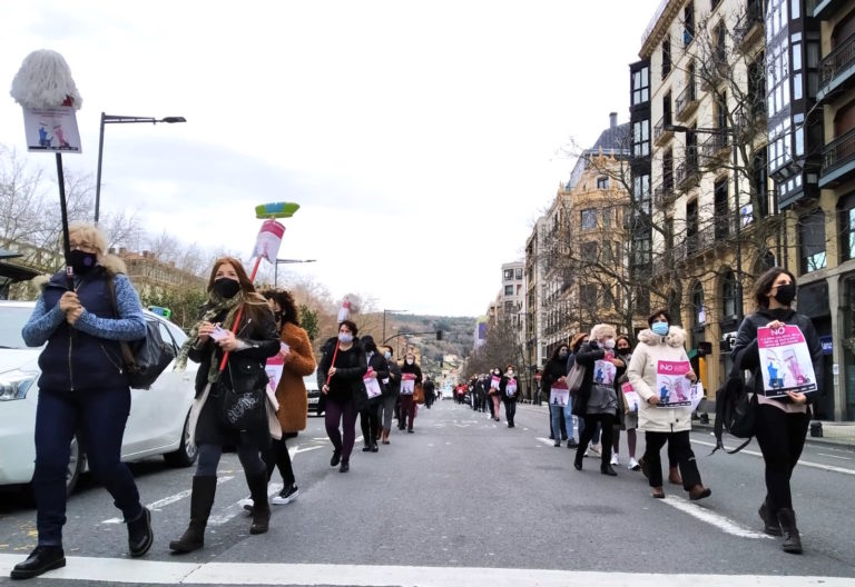 Trabajadoras de la limpieza de edificios y locales de Gipuzkoa se movilizan en Donostia contra la brecha salarial y en defensa de condiciones laborales dignas