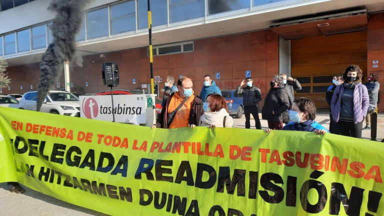 Nos hemos concentrado para reclamar la readmisión de la delegada que Tasubinsa ha dejado en la calle
