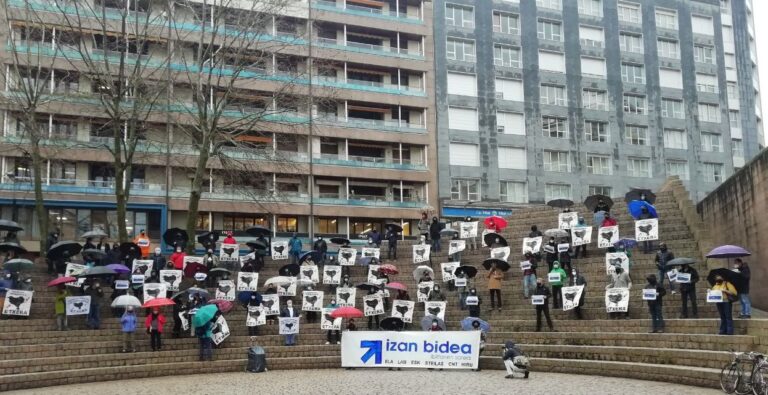 Apoyo sindical a la iniciativa Izan Bidea en Gasteiz para exigir una nueva política penitenciaria