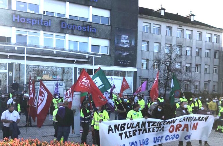 Las y los trabajadores del transporte sanitario subcontratado reivindican que se les vacune cuanto antes y denuncian el comportamiento ofensivo del Gobierno Vasco
