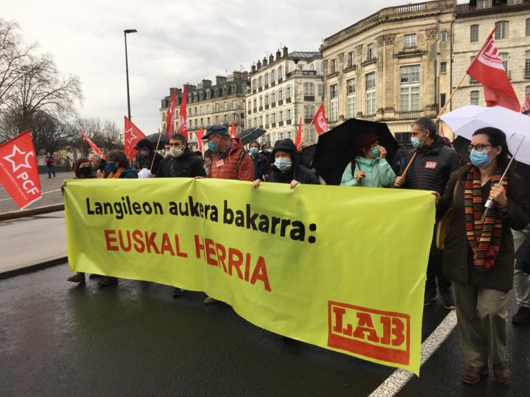 Ipar Euskal Herrian erabakitzea inoiz baino beharrezkoagoa dela aldarrikatu dugu Baionan, lan eta bizitza duinaren defentsan