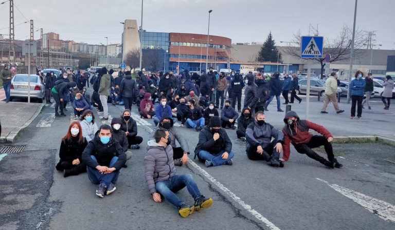 Langile harresia egin dute Barakaldoko PCB-ITP lantegi aurrean, enpleguaren defentsan