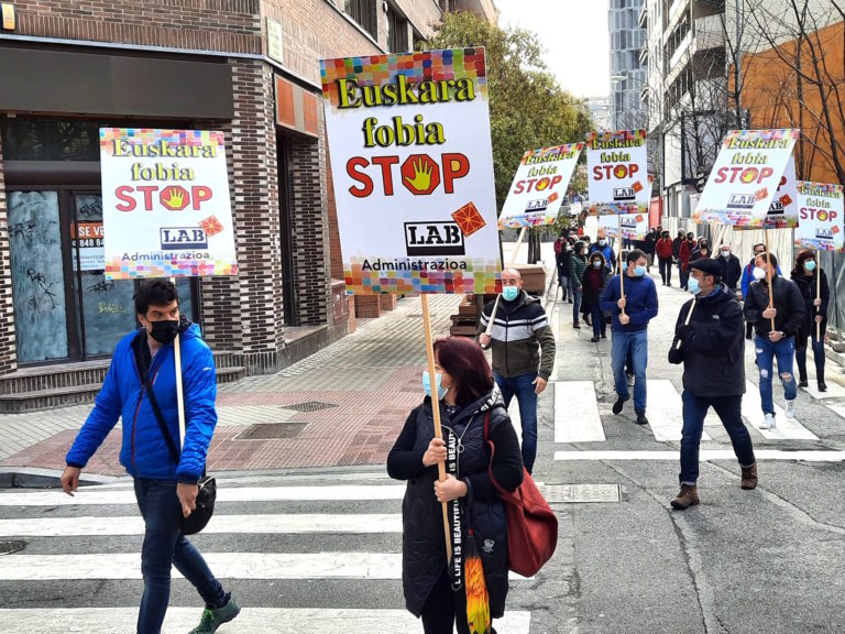 Keinu eta jokabide euskarafobo guztiak bertan behera uzteko aldarria egin dugu Iruñean