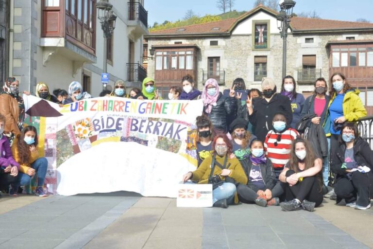 Gure komunitateari dei egiten diogu Emakumeen Mundu Martxak antolatutako zapien jasoketan parte hartzera