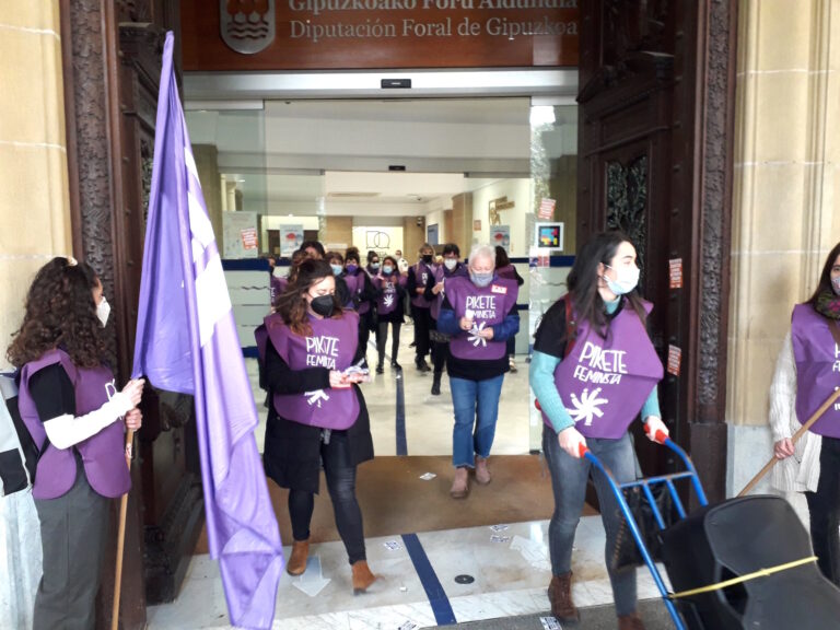 Pikete Feministak instituzioak interpelatu ditu, zaintza lanak behingoz aitortu ditzaten