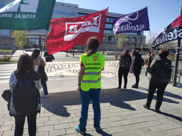 Las y los trabajadores del Consorcio Haurreskolak llevan sus reivindicaciones a Lakua