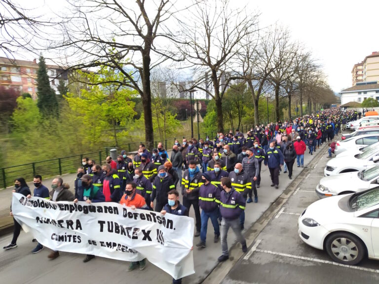Multitudinaria movilización en Laudio contra los despidos anunciados en Tubacex